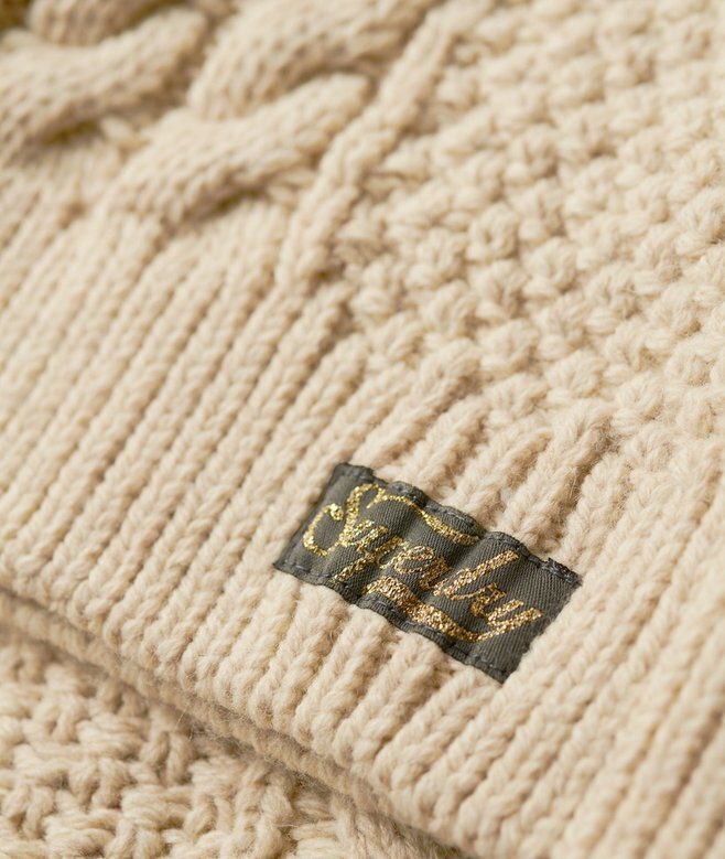 Aran-polotröja med kabelstickning Aran-polotröja med kabelstickning