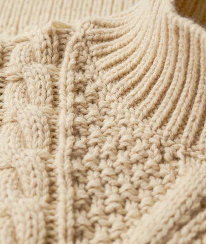 Aran-polotröja med kabelstickning Aran-polotröja med kabelstickning