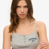 Athletic Essentials Broderad Cami-top med knappar Athletic Essentials Broderad Cami-top med knappar
