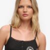 Athletic Essentials Broderad Cami-top med knappar