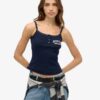 Athletic Essentials Cami-top med tryck och knappar