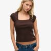 Athletic Essentials T-shirt med fyrkantig halsringning