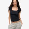 Athletic Essentials T-shirt med fyrkantig halsringning Athletic Essentials T-shirt med fyrkantig halsringning