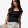 Athletic Essentials T-shirt med fyrkantig halsringning Athletic Essentials T-shirt med fyrkantig halsringning