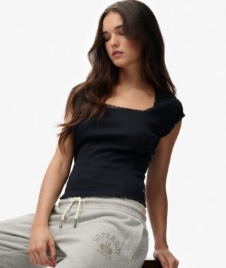 Athletic Essentials T-shirt med fyrkantig halsringning