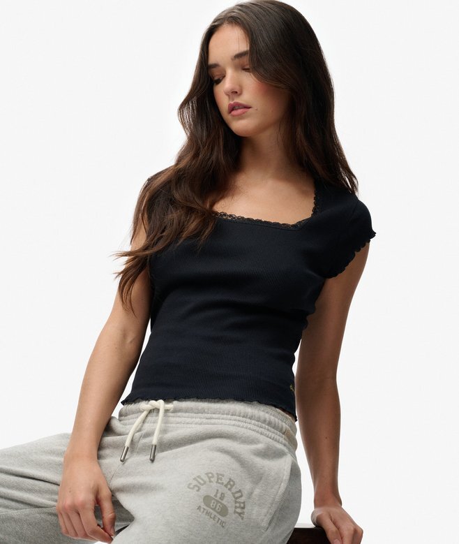 Athletic Essentials T-shirt med fyrkantig halsringning Athletic Essentials T-shirt med fyrkantig halsringning