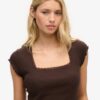 Athletic Essentials T-shirt med fyrkantig halsringning