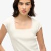Athletic Essentials T-shirt med fyrkantig halsringning Athletic Essentials T-shirt med fyrkantig halsringning