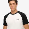 Baseball-T-shirt i Organic Cotton med Essential-logotyp