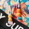 Bikinitopp med triangulär logotyp