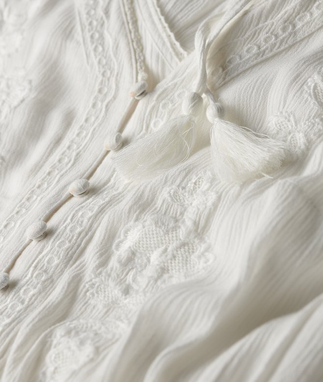 Broderad midiklänning med volanger Broderad midiklänning med volanger