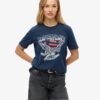 Dekorerad Varsity Relaxed T-shirt Dekorerad Varsity Relaxed T-shirt
