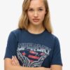Dekorerad Varsity Relaxed T-shirt Dekorerad Varsity Relaxed T-shirt