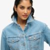 Denimjacka med dekorationer Denimjacka med dekorationer