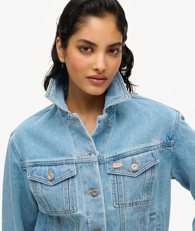 Denimjacka med dekorationer Denimjacka med dekorationer