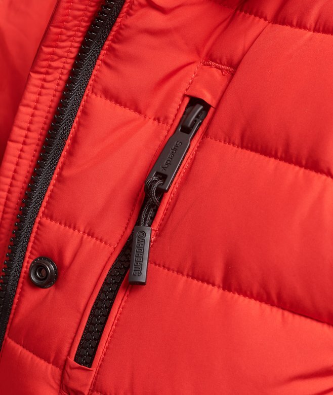 Halvlang hooded pufferjacka i fuskpäls Halvlang hooded pufferjacka i fuskpäls
