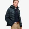 Hooded Stormhybridjacka i stickat med huva Hooded Stormhybridjacka i stickat med huva