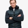 Hooded Stormhybridjacka i stickat med huva Hooded Stormhybridjacka i stickat med huva