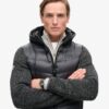 Hooded Stormhybridjacka i stickat med huva Hooded Stormhybridjacka i stickat med huva
