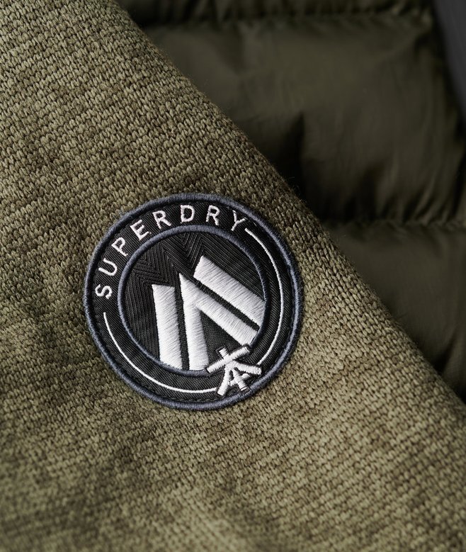 Hooded Stormhybridjacka i stickat med huva Hooded Stormhybridjacka i stickat med huva