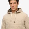 Hoodie med präglad grafik