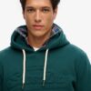 Hoodie med präglad grafik