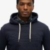 Hoodie med präglad grafik