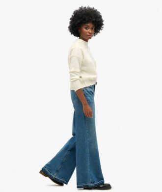 Jeans med vid ben och rå kant