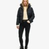 Kort Hooded Puffer jacka i fuskpäls