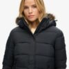 Kort Hooded Puffer jacka i fuskpäls