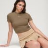 Kort T-shirt i Organic Cotton med broderi Kort T-shirt i Organic Cotton med broderi