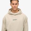 Löst sittande hoodie med mikro-logotyp