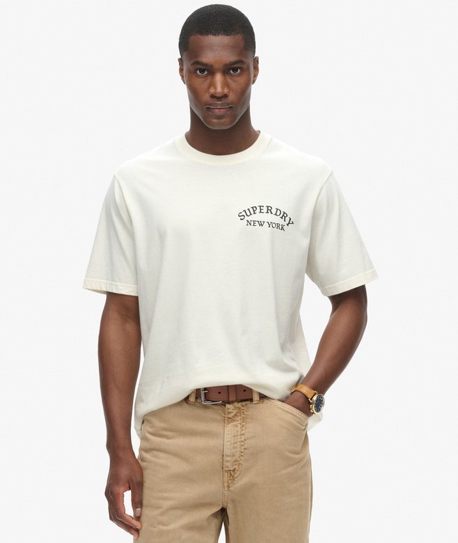 Löst sittande T-shirt med tatueringsmotiv på ryggen Löst sittande T-shirt med tatueringsmotiv på ryggen
