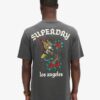 Löst sittande T-shirt med tatueringsmotiv på ryggen Löst sittande T-shirt med tatueringsmotiv på ryggen