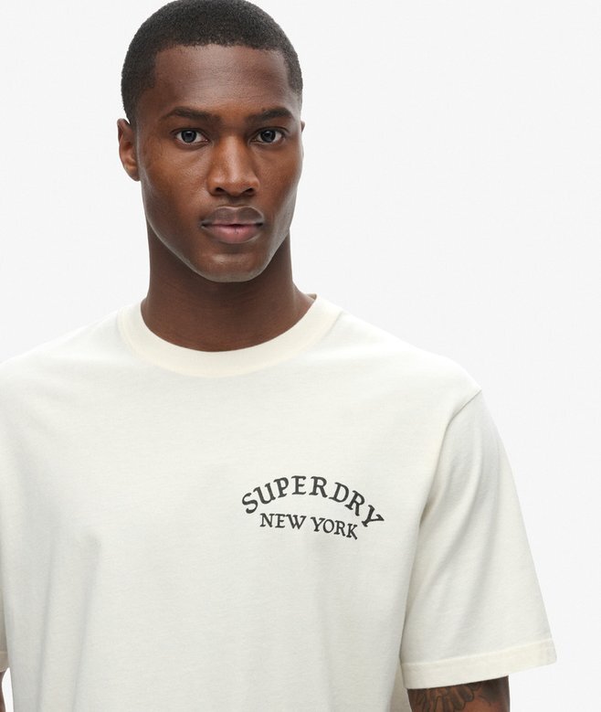 Löst sittande T-shirt med tatueringsmotiv på ryggen Löst sittande T-shirt med tatueringsmotiv på ryggen