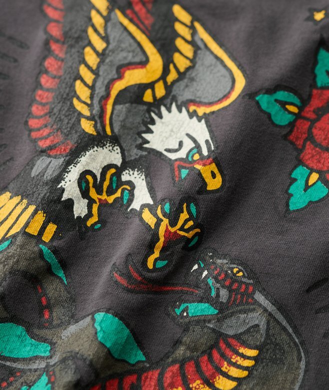 Löst sittande T-shirt med tatueringsmotiv på ryggen Löst sittande T-shirt med tatueringsmotiv på ryggen