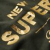 Lyxig T-shirt med metalliskt logo