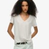 Slub-broderad T-shirt med V-ringning Slub-broderad T-shirt med V-ringning