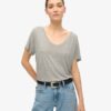 Studios Slub-broderad T-shirt med V-ringning