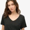 Studios Slub-broderad T-shirt med V-ringning