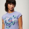 T-shirt med blommönster och korta ärmar T-shirt med blommönster och korta ärmar
