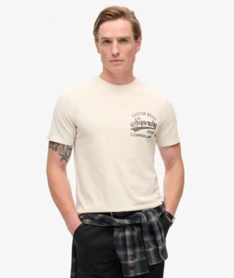 T-shirt med grafiskt tryck på bröstet och kopparetikett