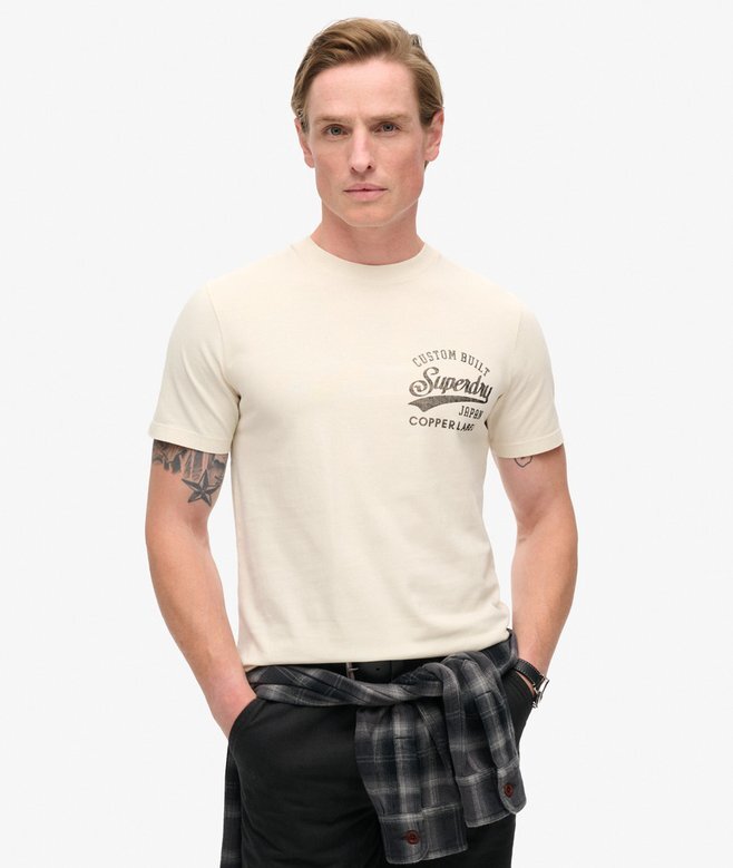 T-shirt med grafiskt tryck på bröstet och kopparetikett T-shirt med grafiskt tryck på bröstet och kopparetikett