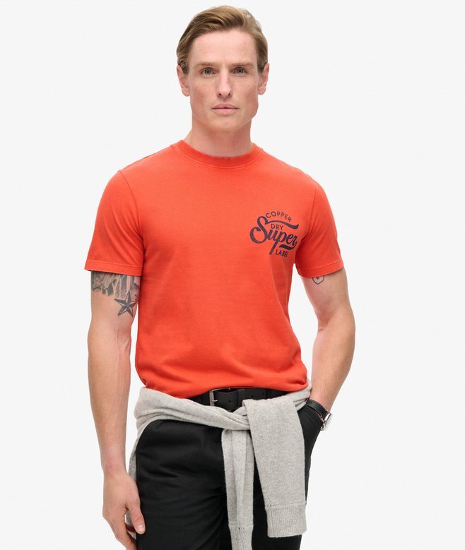 T-shirt med grafiskt tryck på bröstet och kopparetikett T-shirt med grafiskt tryck på bröstet och kopparetikett