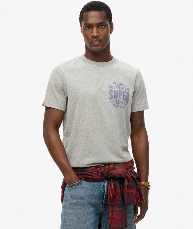 T-shirt med grafiskt tryck på bröstet och kopparetikett T-shirt med grafiskt tryck på bröstet och kopparetikett