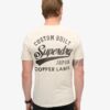 T-shirt med grafiskt tryck på bröstet och kopparetikett T-shirt med grafiskt tryck på bröstet och kopparetikett