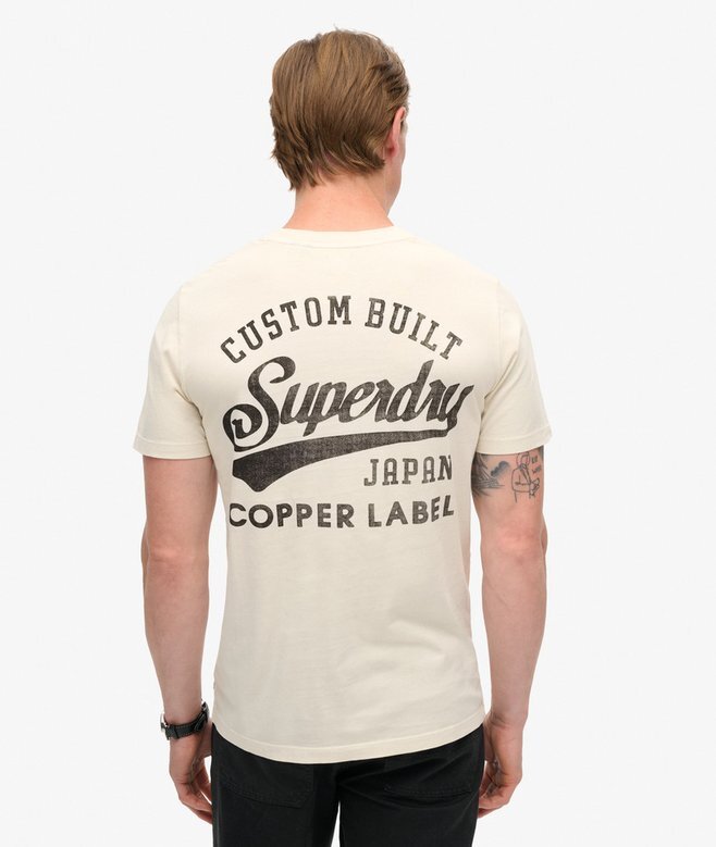 T-shirt med grafiskt tryck på bröstet och kopparetikett T-shirt med grafiskt tryck på bröstet och kopparetikett