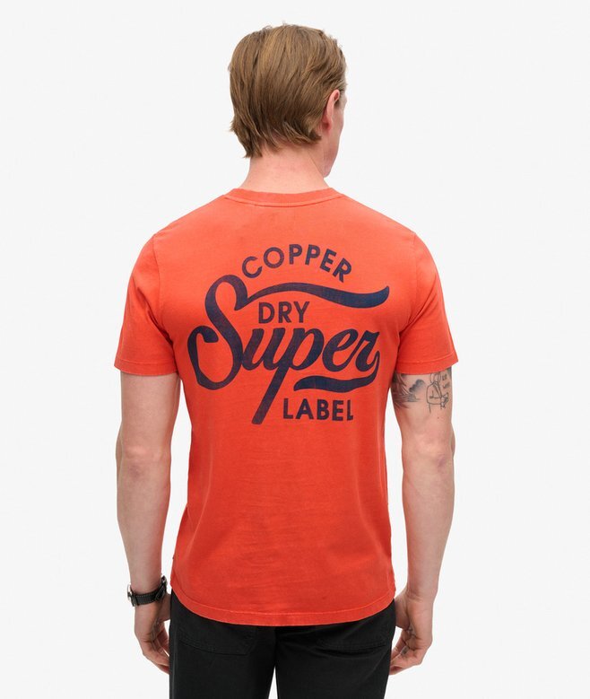 T-shirt med grafiskt tryck på bröstet och kopparetikett T-shirt med grafiskt tryck på bröstet och kopparetikett