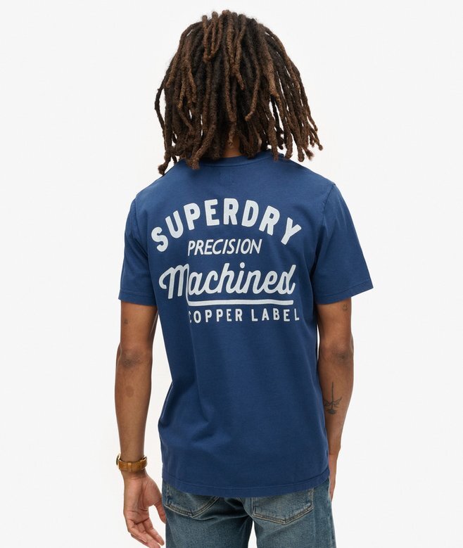 T-shirt med grafiskt tryck på bröstet och kopparetikett T-shirt med grafiskt tryck på bröstet och kopparetikett