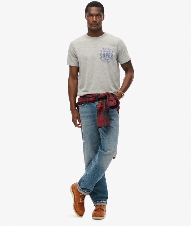 T-shirt med grafiskt tryck på bröstet och kopparetikett T-shirt med grafiskt tryck på bröstet och kopparetikett